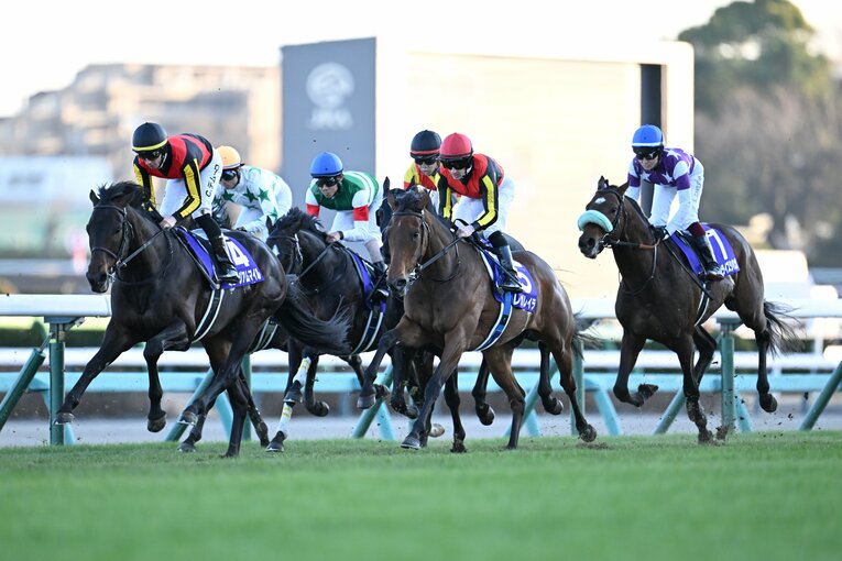 1周目のスタンド前、レガレイラの前につけるミュージアムマイル　©Keiji Ishikawa