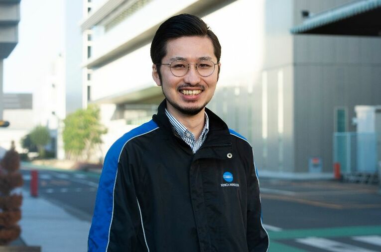 現在はコニカミノルタの品質本部で働く撹上。関係会社に対し品質管理のレクチャーなどを行っており、コロナ禍の前は海外に出張することもあったという。 ／ photograph by Koomi Kim