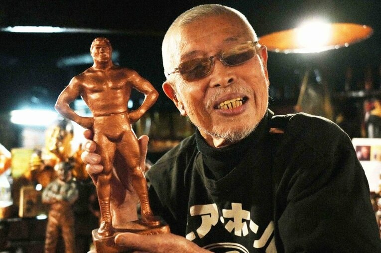 アントニオ猪木のブロンズ像を手に微笑む熊本市「ビア・ホールMAN」の村田善則マスター（91歳） ／ photograph by Essei Hara