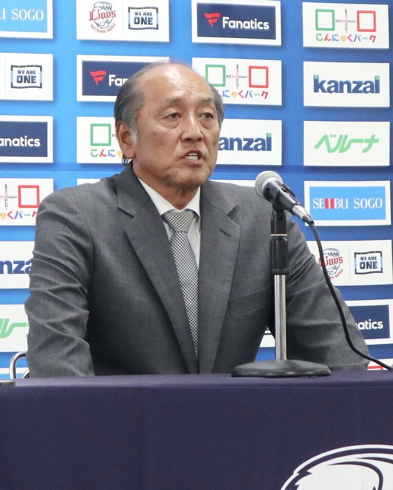 監督代行となったことを説明する渡辺GM　©JIJI PRESS
