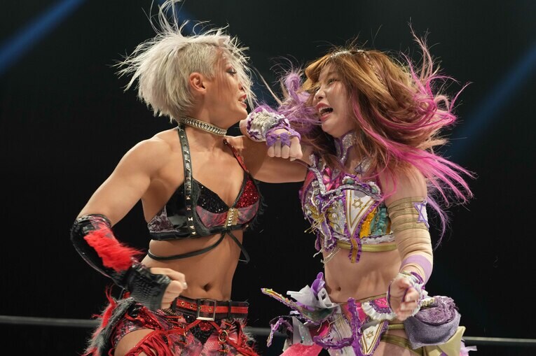 前哨戦で激しくぶつかるジュリアと中野たむ