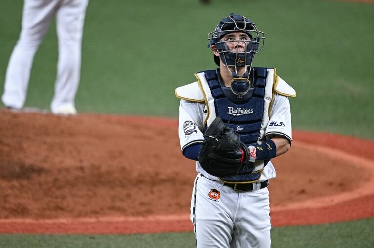 日本一に貢献した若月健矢。切磋琢磨してきた伏見が移籍したが、来季から同学年の森友哉というライバルが加入する ／ photograph by Nanae Suzuki