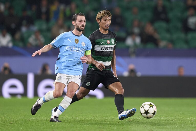 CL、ベウナウド・シウバとマッチアップするスポルティングの守田英正　©Getty Images