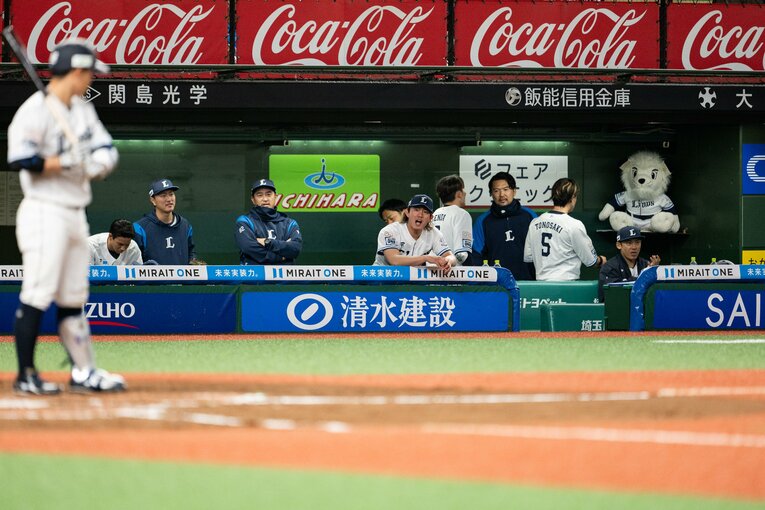 打線に声援を送る今井。今季、好投を続けているが、見殺しとなった試合も多い　©Nanae Suzuki