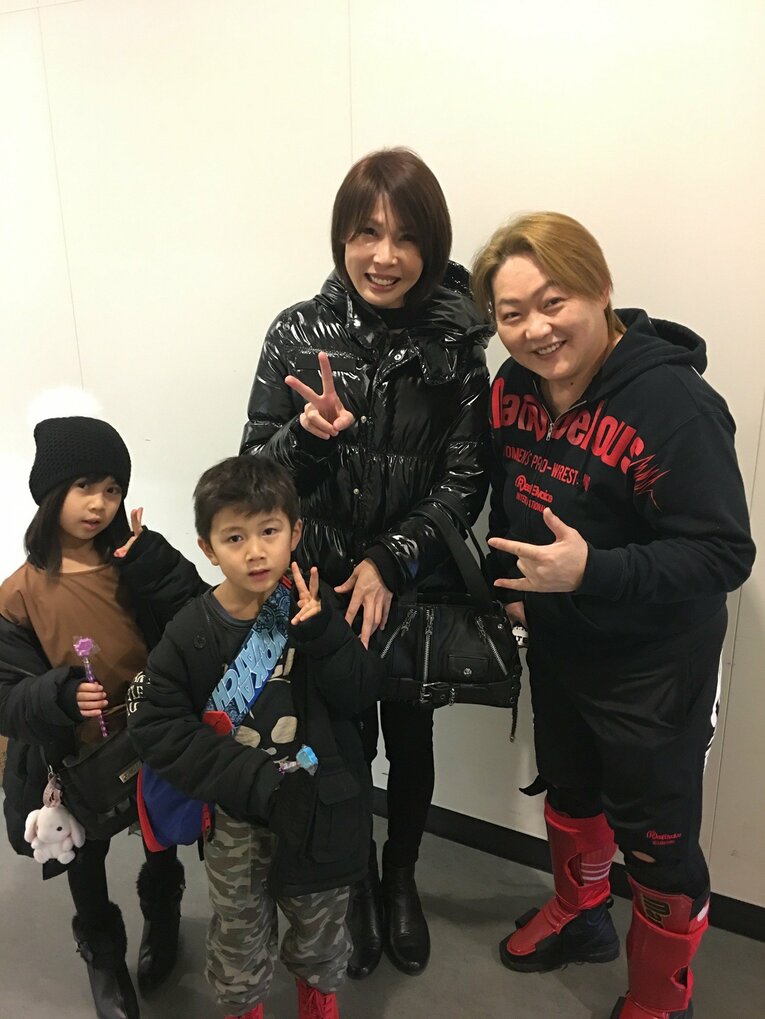 心希と神輝と、あこがれの長与千種（右）と　Ⓒ本人提供