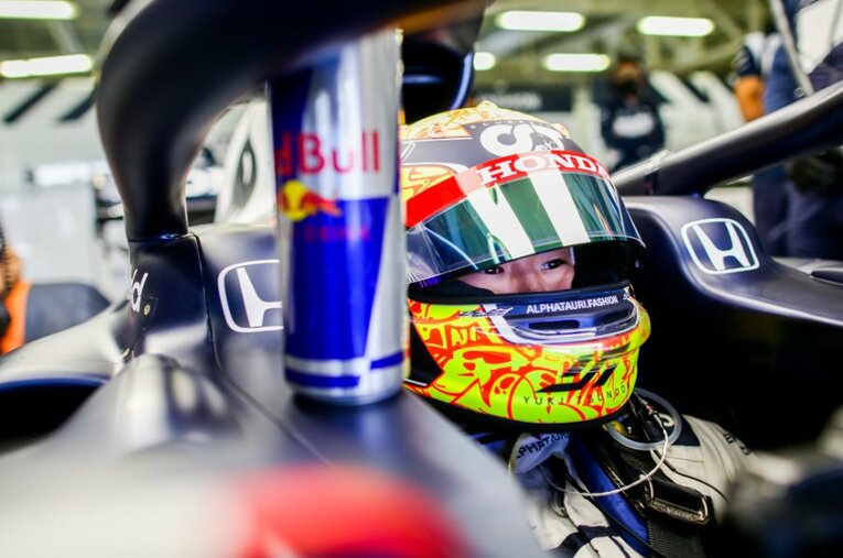 エンジン交換によりグリッド降格が決まっていた角田は、メキシコGP予選でチームメイトのガスリーの上位進出に貢献する働きを見せた ／ photograph by Getty Images