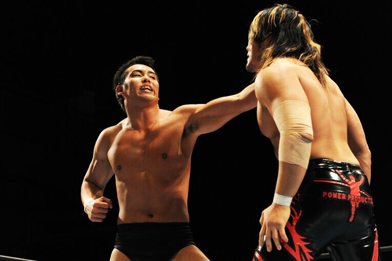 棚橋弘至に立ち向かう岡田かずちか　©Essei Hara