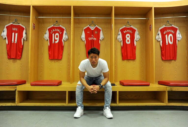 2016年夏にアーセナルに完全移籍したときの浅野拓磨　©Getty Images