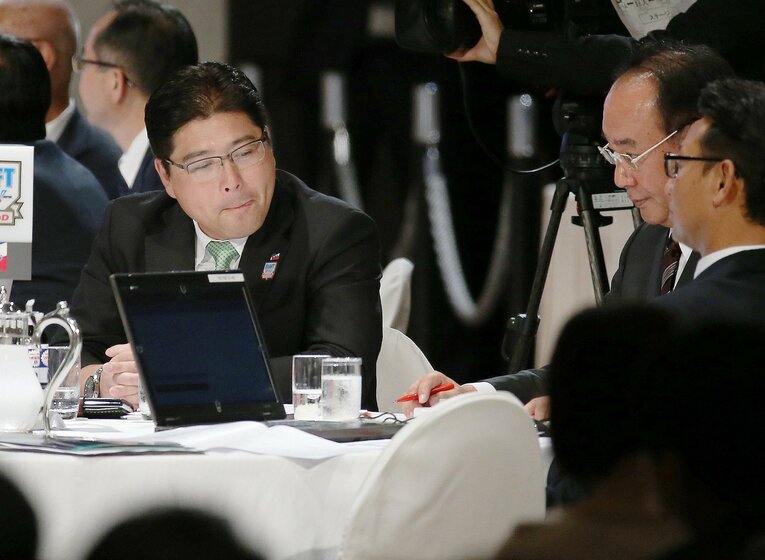 ハズレと知って唇を噛む真中監督　©JIJI PRESS