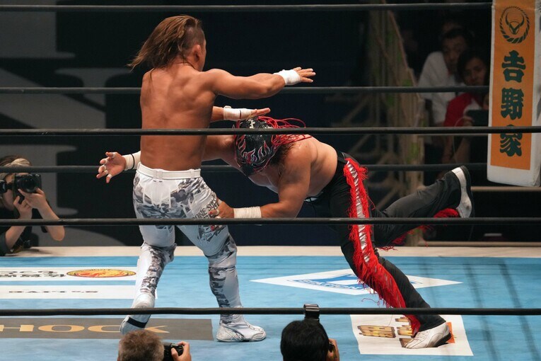 エル・デスペラードの鋭いタックル　©Essei Hara