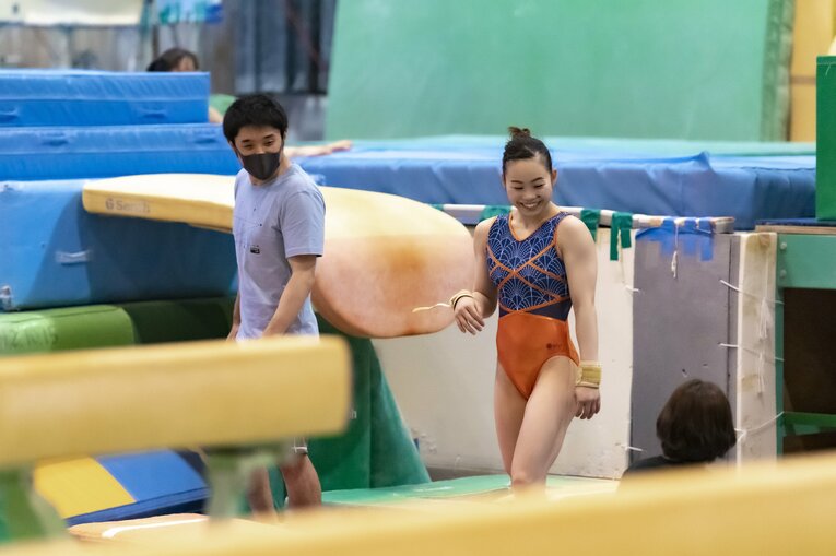 練習前に笑顔を見せた宮川（右）と速見コーチ　©︎Takuya Sugiyama