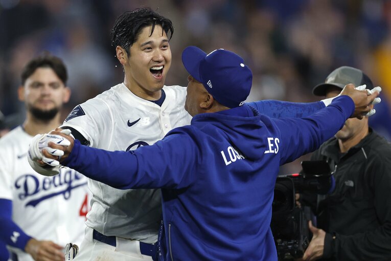 3日のブレーブス戦でサヨナラ本塁打を放ち、ロバーツ監督に祝福される大谷翔平　©Getty Images