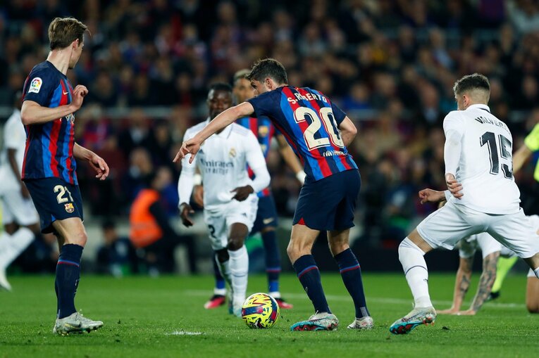 「バルサがメッシ退団後初のリーガ制覇」間近なクラシコの“喜びと憎しみ、一瞬のリスペクト”を撮った「18歳ガビが倒れたレアルDFを…」(26)