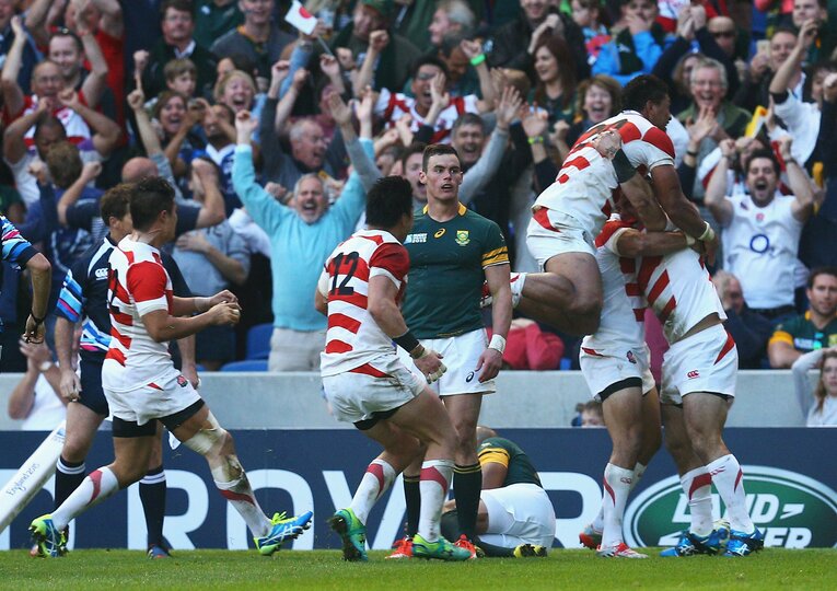 15年ラグビーW杯南アフリカ戦、試合終盤に逆転トライを決めて大金星を挙げた日本代表。南アCTBジェシー・クリエルの呆然とした表情が、その衝撃を物語っている　©Getty Images