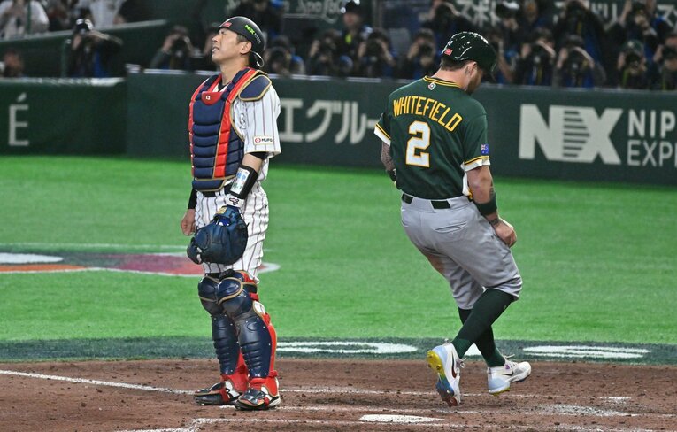 予選ラウンド1位突破がかかったオーストラリア戦。自身の悪送球で先制点を許し、苦悶の表情を浮かべる捕手・若月　©︎Hideki Sugiyama