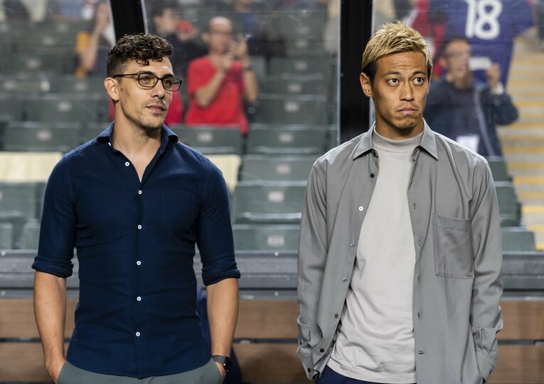 カタールW杯アジア2次予選・香港戦のピッチで肩を並べた、本田GMとフェリックス監督（左・当時）　©Gatty Images