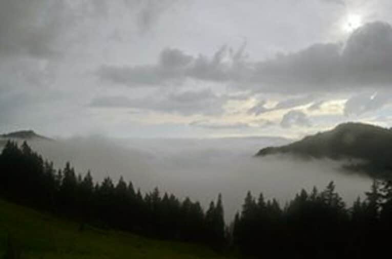 雲海が広がる。美しい景色ではあるけれど、雷が恐ろしい。 