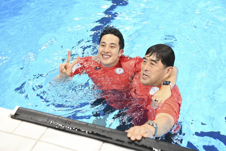 東京五輪での全種目後には平井コーチと入水する一幕も　©JMPA