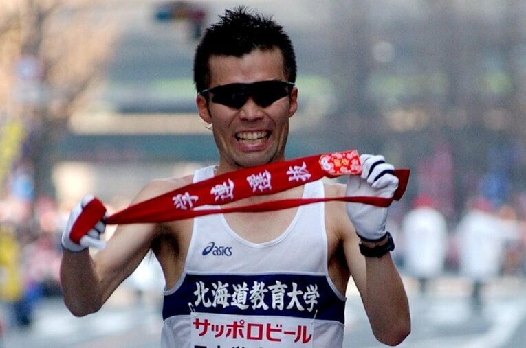 2004年の第80回箱根駅伝で日本学連選抜チームのアンカーを任された片岡祐介。当時は北海道教育大旭川校の大学院に通う修士2年生だった ／ photograph by Sankei Shimbun