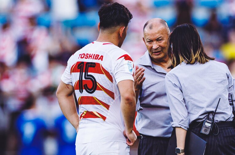 フルバックで起用した李承信（15番）に言葉を送るエディー・ジョーンズHC ／ photograph by Kiichi Matsumoto