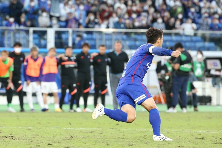PKを決めて駆け出す山本英臣　©2022VFK