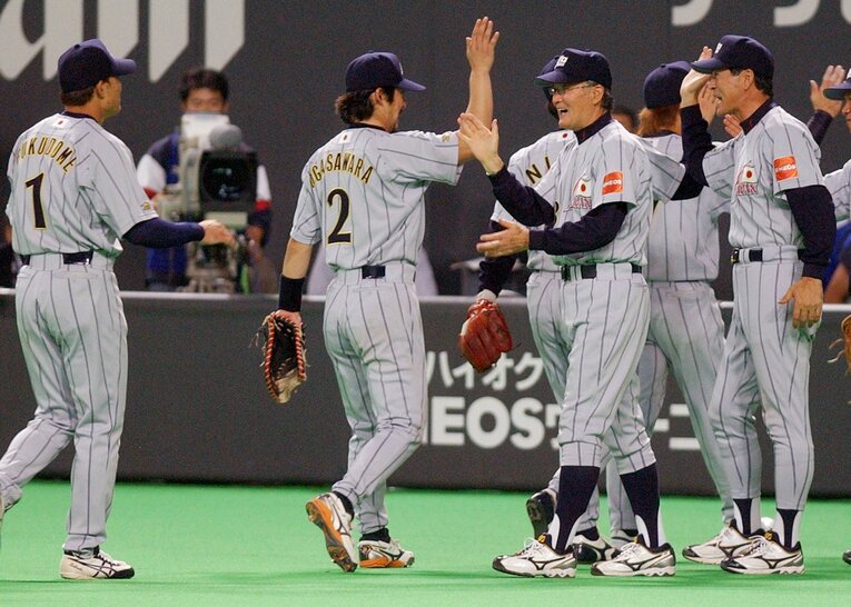 アジア予選で韓国を破りアテネ五輪出場を決めた日本代表の選手たちを称える長嶋茂雄監督　©︎JIJI PRESS
