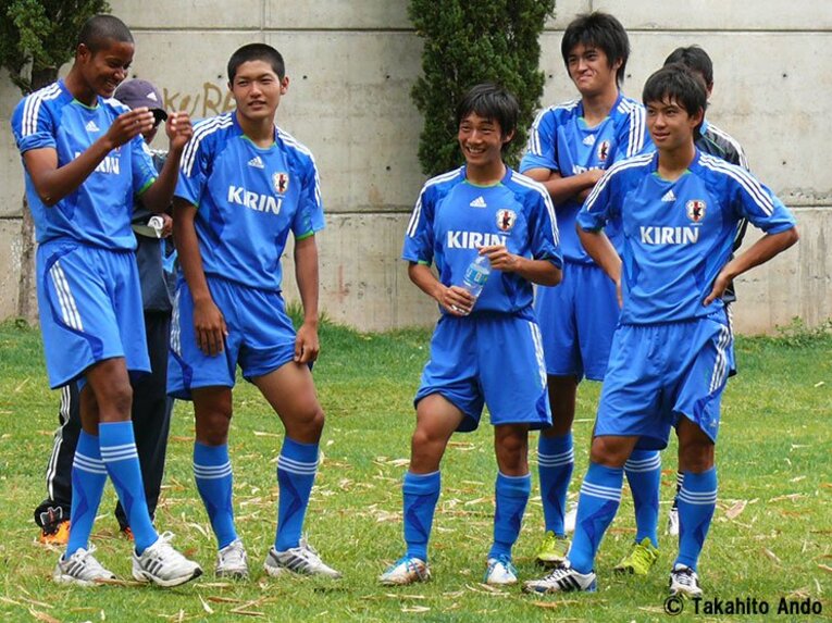 好調札幌のキーマン、FW鈴木武蔵。旧友と立った代表ピッチでも生き生き。(2)