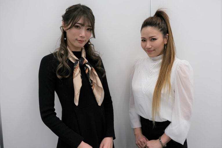 赤井沙希（左）と雪妃真矢　(C)Norihiro Hashimoto