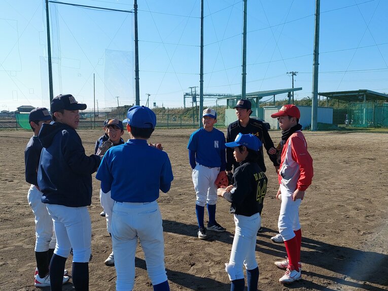 地元の小学生向けに野球教室を行う仙台一高野球部ナイン　©NumberWeb