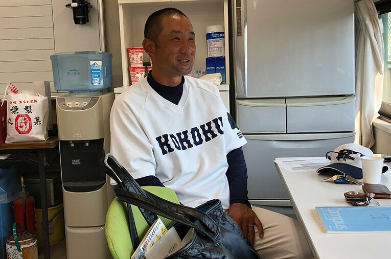 興国の監督として指導する喜多隆志監督 ／ photograph by Takashi Shimizu