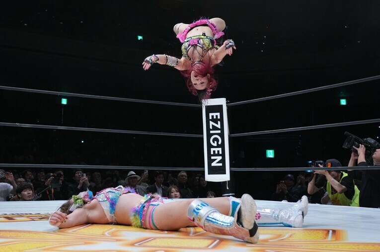 ムーンサルトプレスで舞うイヨ・スカイ　©Essei Hara