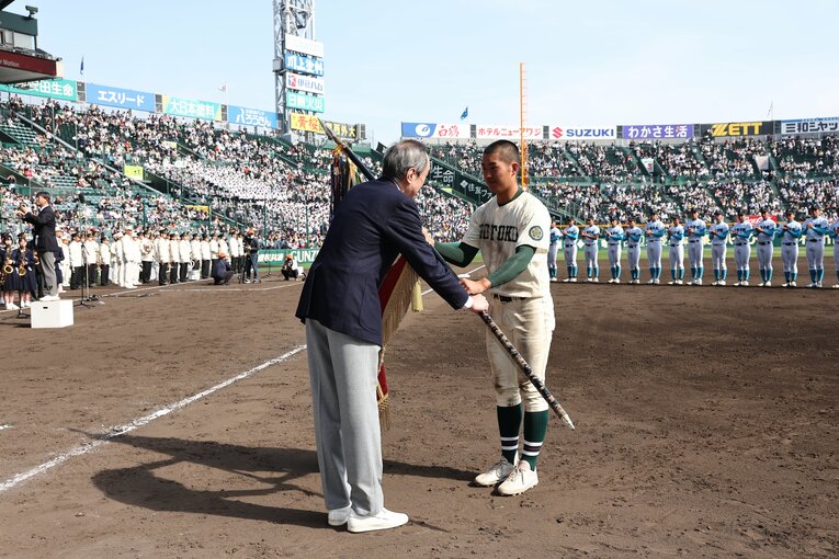 準優勝旗を受け取る報徳学園・堀柊那（代表撮影）