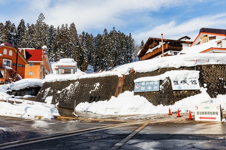 電車内でのマナー「飲酒やおしゃべりに気を付けましょう」スキー列車に若者殺到のブームも…日本人はいつからスキーに行かなくなった？(16)
