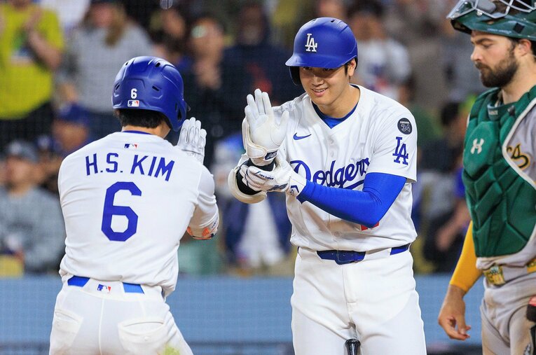 キム・ヘソン（6番）のMLB初ホームランを祝福する大谷翔平 ／ photograph by ZUMA Press/AFLO