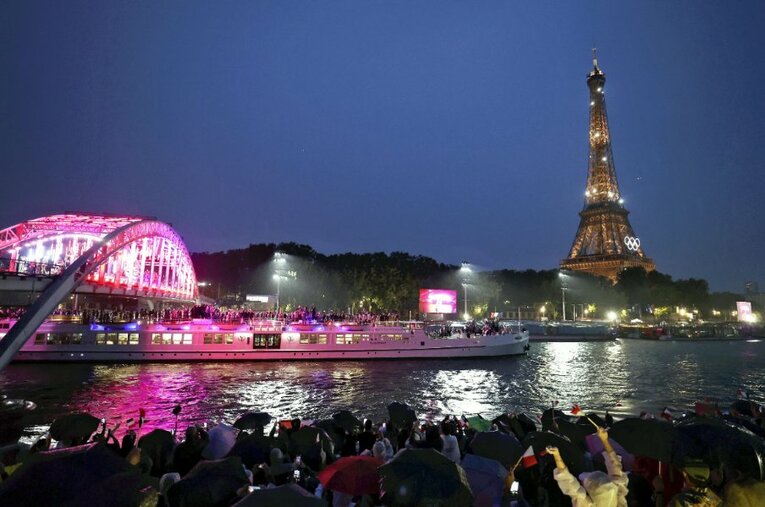 7月26日のパリ五輪開会式で、セーヌ川を進むフランス選手団を乗せた船。右奥はエッフェル塔 ／ photograph by 代表撮影