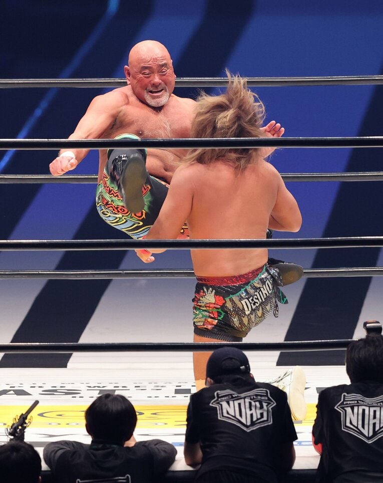 最後のリングで内藤を相手に、自身が開発した技「シャイニング・ウィザイード」を決める武藤　©JIJI PRESS