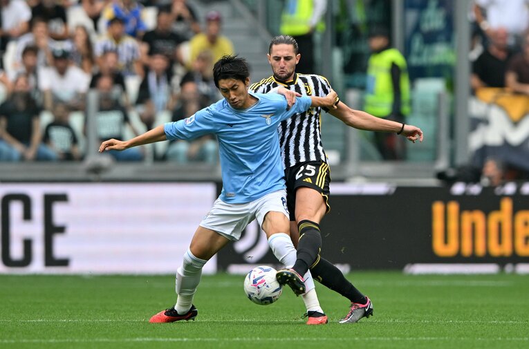 ラビオとデュエルする鎌田　©Getty Images