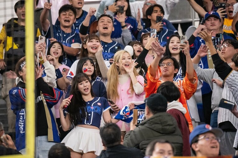 プレミア12決勝戦、すっかり人気者になった台湾チア軍団も優勝に大声援　©Nanae Suzuki