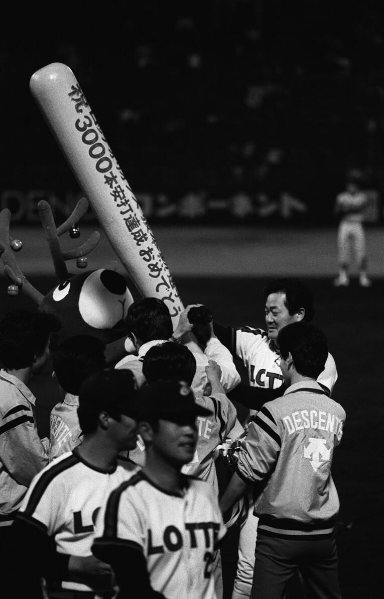 1980年5月、史上初となる3000本安打を達成した張本勲　©JIJI PRESS