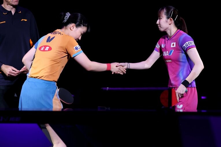 握手を交わした二人だったが、試合後に張本は涙ながらに思いを明かした　©AFLO