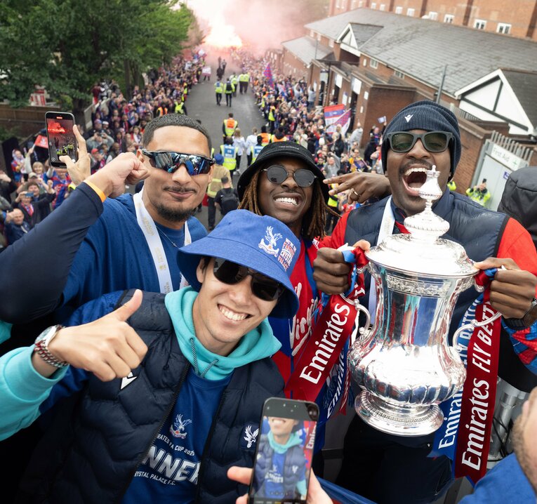 優勝パレードで笑顔の鎌田ら　©Sebastian Frej/Getty Images