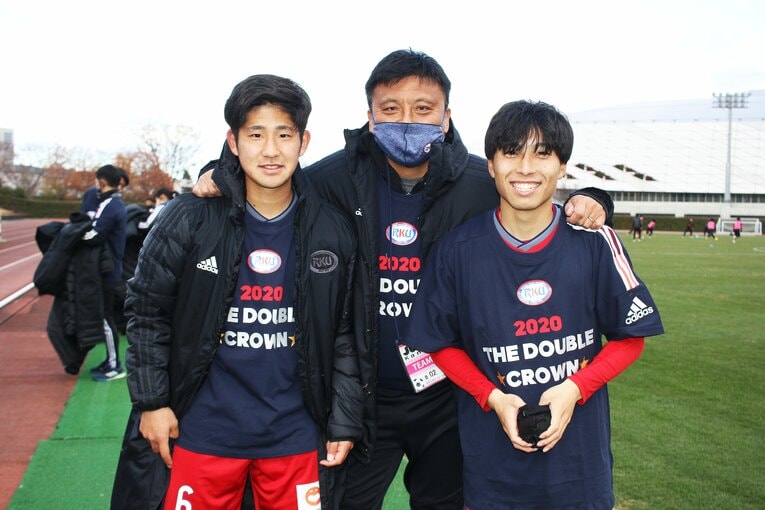 曺貴裁コーチ（当時）と写真に収まる佐藤響と菊地泰智。その指導は選手たちに大きな刺激を与えた　（c）Takahito Ando