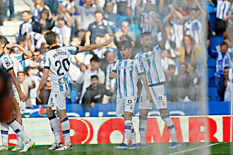 絶妙なアシストに得点者ブライスも……　©Daisuke Nakashima