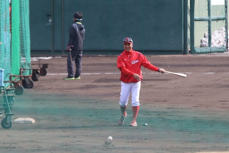 アメリカンノックを打つ東出コーチ　©Kou Hiroo