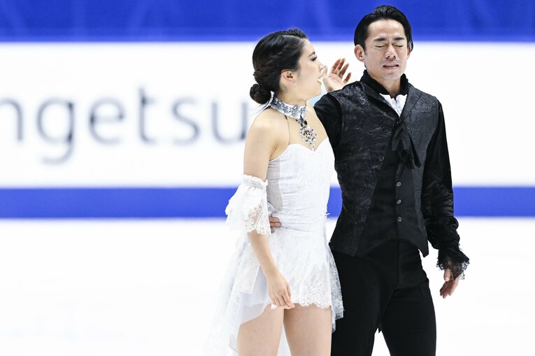 フリーの演技後、肩を組み高橋の背中をポンと叩く村元　©Asami Enomoto