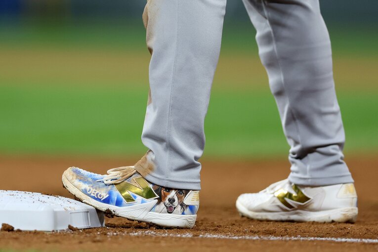 9月28日の試合¬大谷のスパイクにデコピンの写真が…　©Getty Images