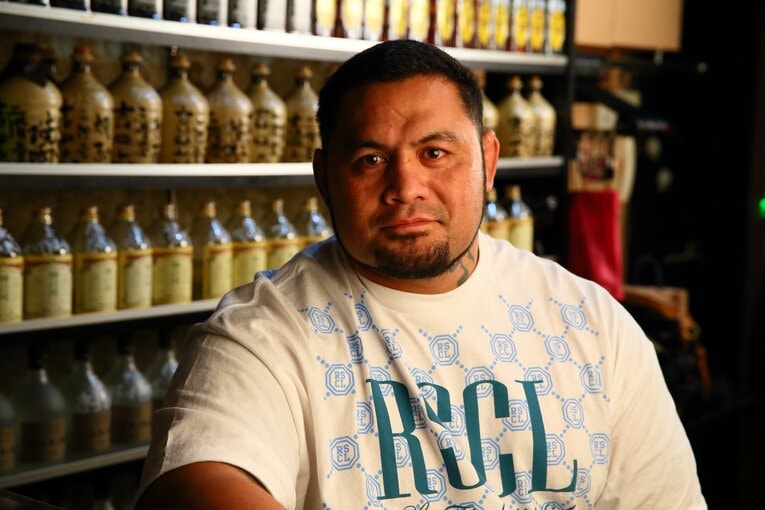 2014年、UFC日本大会のため来日したマーク・ハントを新宿のスナックで撮影　©Susumu Nagao