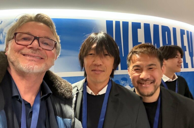 中村俊輔、岡崎慎司とともに笑顔　※トルシエ氏提供