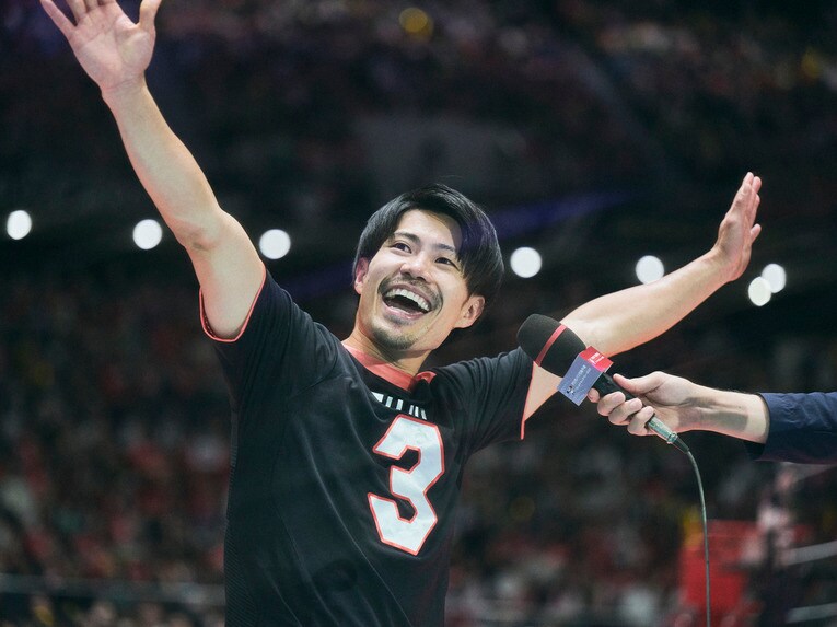 パリ五輪出場を決め、関田誠大は藤井直伸さんのユニフォームを身につけて感謝を述べた（2023年）　©︎Yuki Suenaga