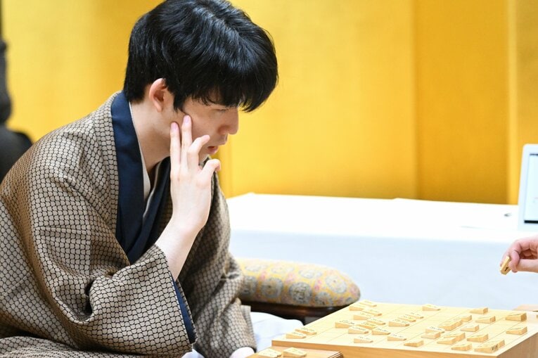 叡王戦第4局の藤井　©Keiji Ishikawa
